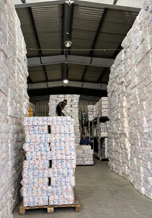Склад с паллетами упакованной продукции